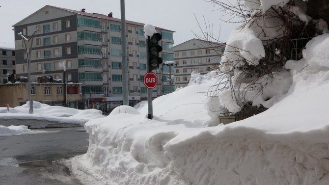Bitlis’te Buz Sarkıtlarının Boyu 6 Metreyi Geçti