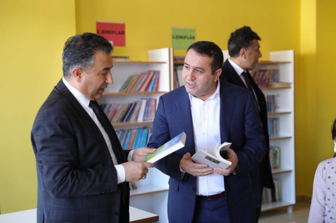 Başarılı İş Adamı 4 Kütüphanenin Kitaplarını Karşıladı