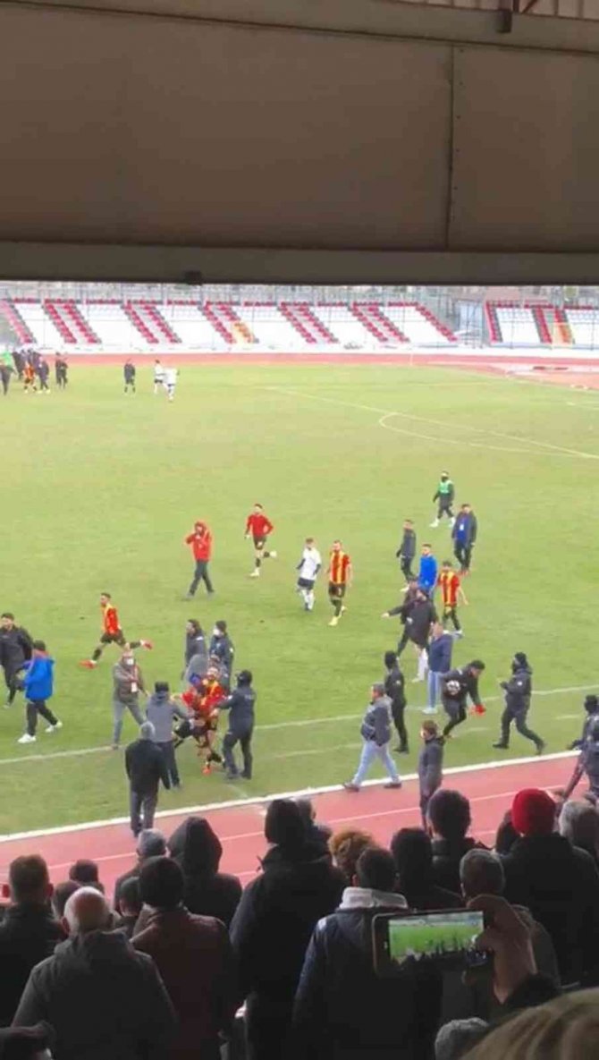 Amatör Maç Bitti, Futbolcular Birbirine Girdi