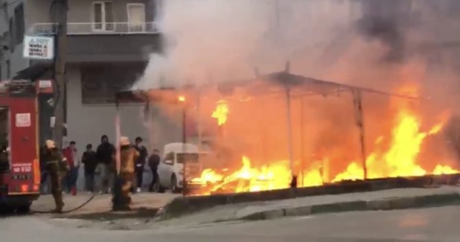 Bursa’da Manav Dükkanında Yangın Çıktı, Alevler Araçlara Sıçradı