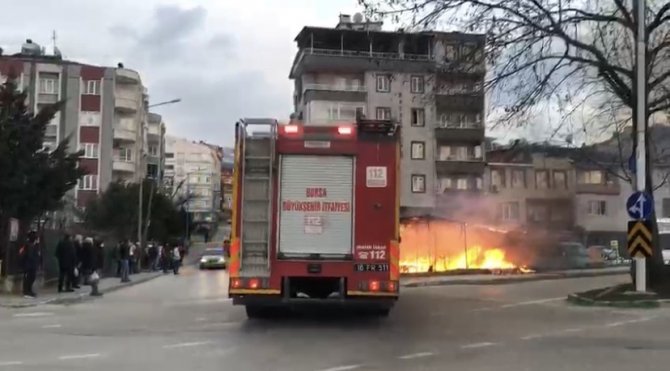 Bursa’da Manav Dükkanında Yangın Çıktı, Alevler Araçlara Sıçradı