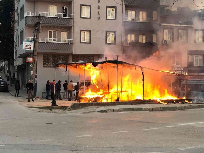 Bursa’da Manav Dükkanında Yangın Çıktı, Alevler Araçlara Sıçradı