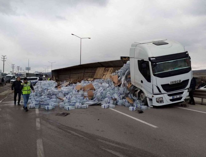 Bursa’da Su Yüklü Tırla Otomobil Çarpıştı 1 Kişi Yaralandı