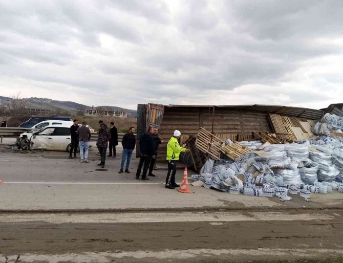 Bursa’da Su Yüklü Tırla Otomobil Çarpıştı 1 Kişi Yaralandı