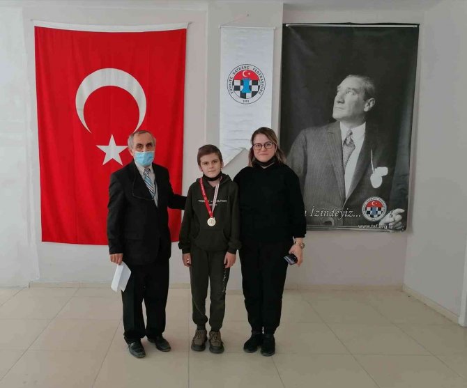 Ataları İçin Satrançta Kafa Yordular