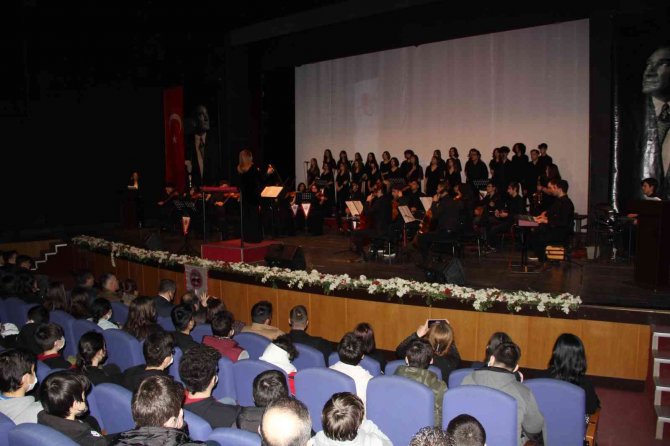 Öğrencilerden “Dönmeyi Düşünmeyenler” Gösterisi