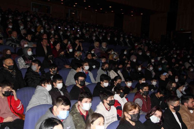 Öğrencilerden “Dönmeyi Düşünmeyenler” Gösterisi