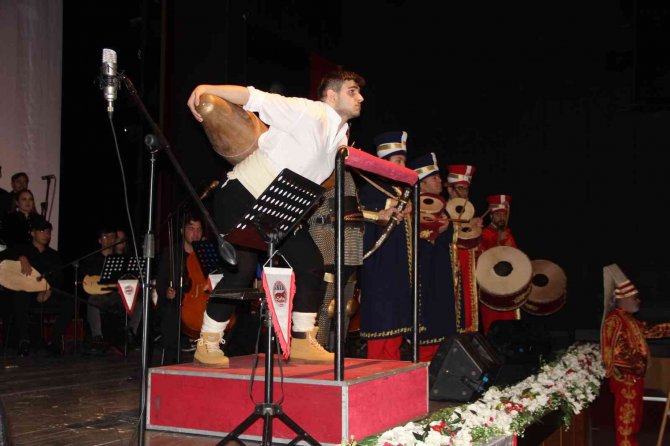 Öğrencilerden “Dönmeyi Düşünmeyenler” Gösterisi