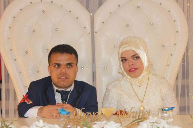 Boyları Küçük Aşkları Büyük