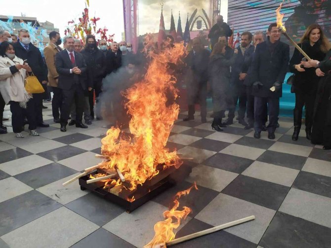 Nevruz Ateşi Keçiören’de Yandı, Büyükelçiler Üzerinden Atladı