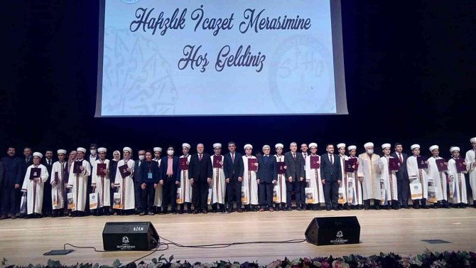 19 Hafız Törenle Belgelerini Aldı