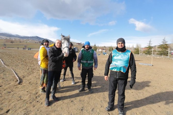 Atlı Dayanıklılık Yarışmasında Eski Bakan Mehdi Eker, 80 Kilometre K3 Kategorisinde İkinci Oldu