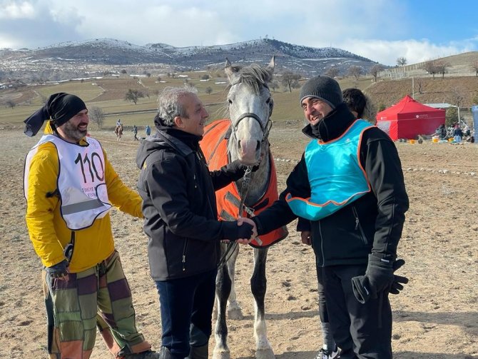 Atlı Dayanıklılık Yarışmasında Eski Bakan Mehdi Eker, 80 Kilometre K3 Kategorisinde İkinci Oldu