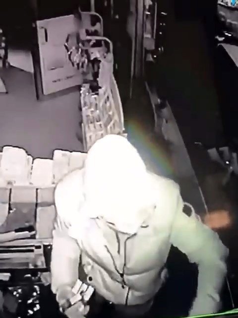 Kaşla Göz Arasında 17 Bin Tl Nakit Ve 50 Bin Tl Değerinde Sigara Çaldılar
