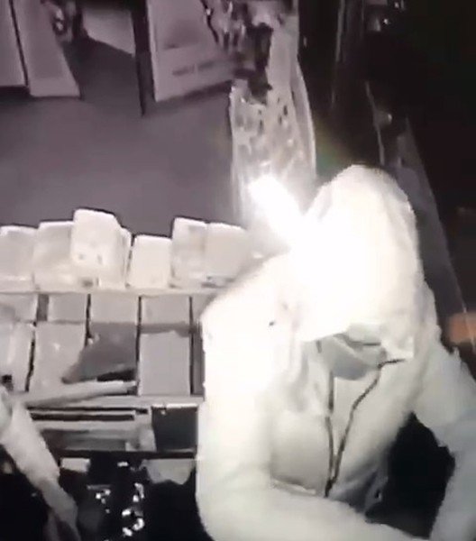 Kaşla Göz Arasında 17 Bin Tl Nakit Ve 50 Bin Tl Değerinde Sigara Çaldılar