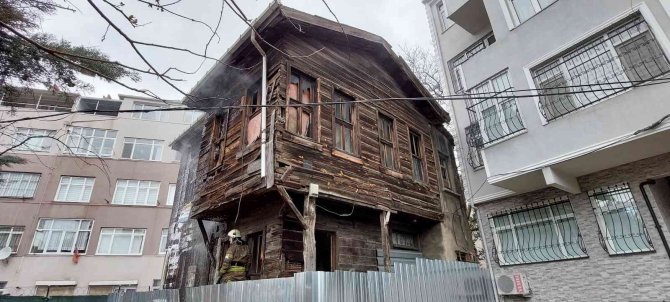 Fatih’te 2 Katlı Tarihi Yapı Alevlere Teslim Oldu