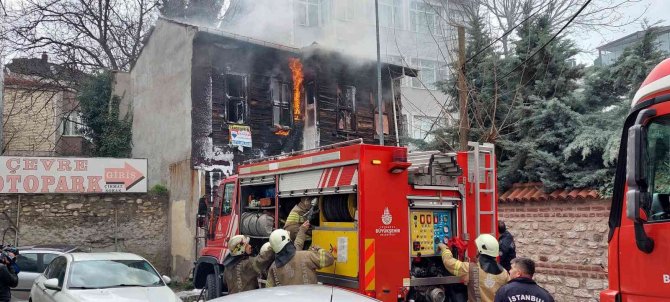 Fatih’te 2 Katlı Tarihi Yapı Alevlere Teslim Oldu