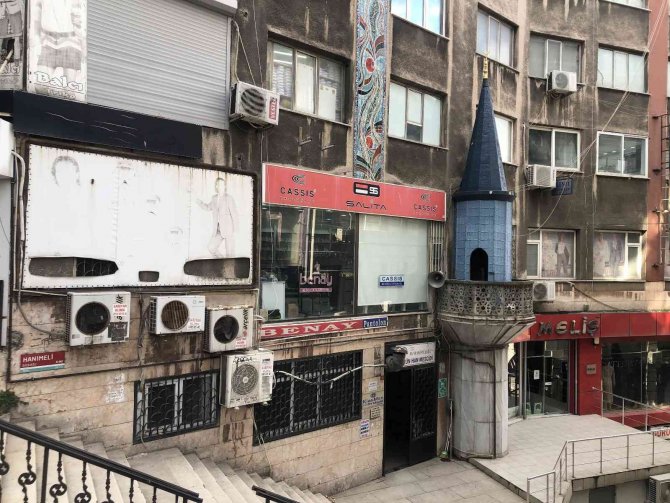 İ̇ş Hanına Bitişik Minare Görenleri Hayrete Düşürüyor