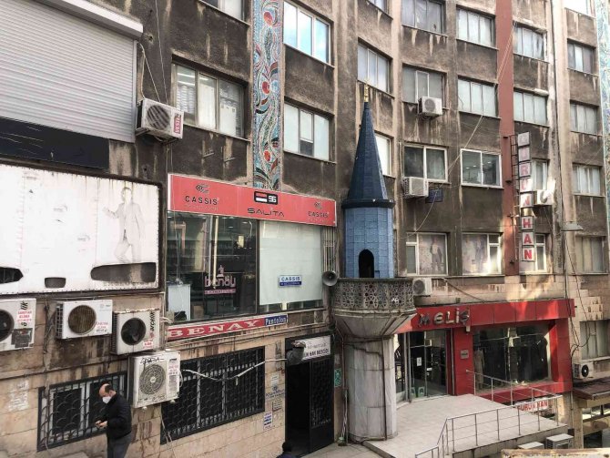 İ̇ş Hanına Bitişik Minare Görenleri Hayrete Düşürüyor