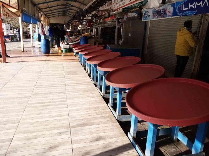 Fırtına Balık Tezgahlarına Esti