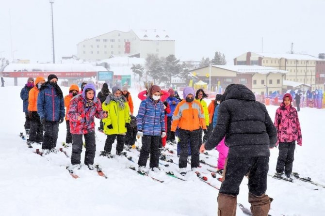 Erciyes’te Kamplar Tüm Hızıyla Sürüyor