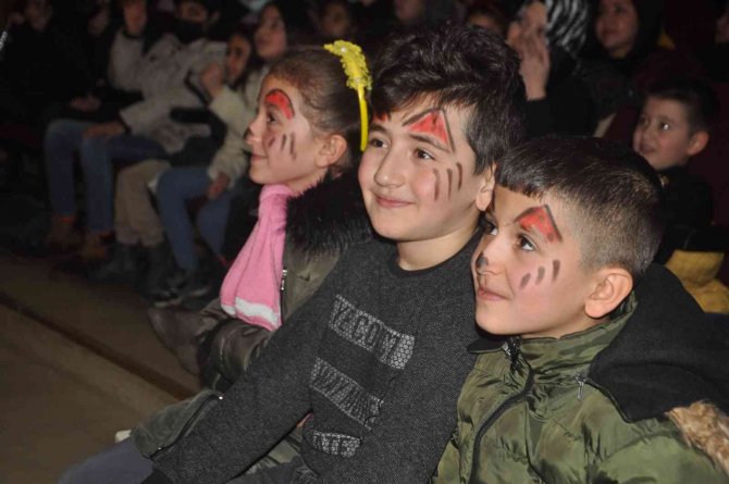Yüksekovalı Çocuklar Tiyatro Gösterisiyle Eğlendi