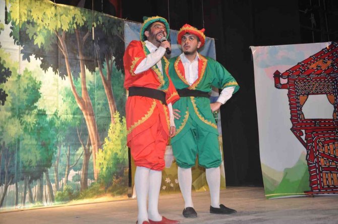 Yüksekovalı Çocuklar Tiyatro Gösterisiyle Eğlendi
