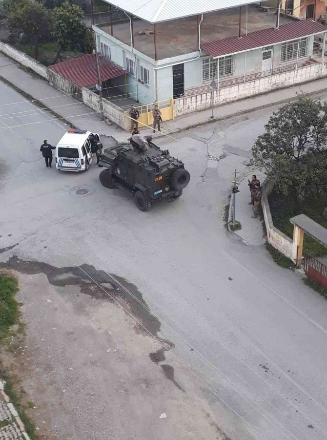 Hatay’da Polisten Kaçarak Otomobilden Yol Kenarına El Bombası Atan 2 Kişi Yakalandı