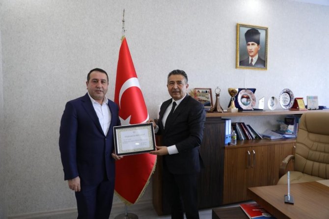 Başarılı İş Adamı 4 Kütüphanenin Kitaplarını Karşıladı