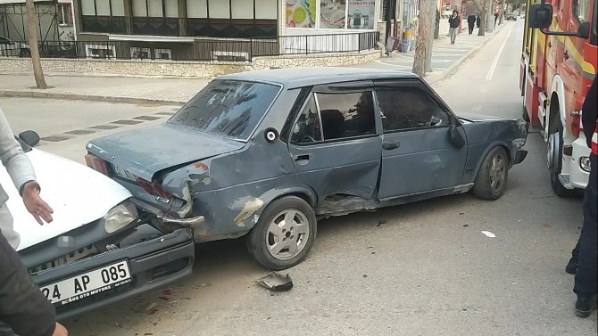 Isparta’da Otomobil İtfaiye Aracıyla Çarpıştı