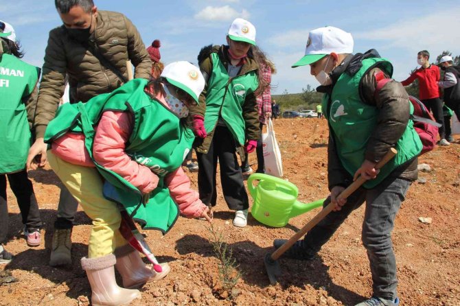 İ̇zmir’de 6 Bin 35 Adet Fidan Toprakla Buluştu