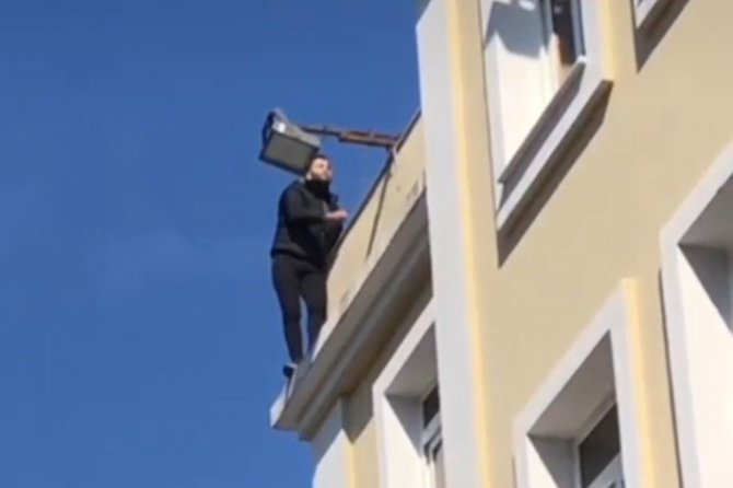 Mağdur Mahalle Sakini Bornova Belediyesi Binasında İntihara Kalkıştı