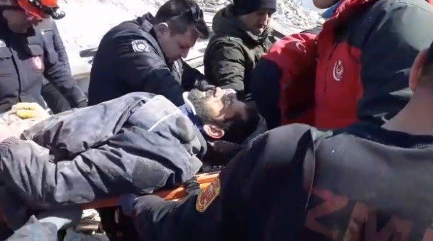 Hurdacının Girdiği Bina Çöktü, Enkazdan Böyle Çıkartıldı