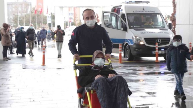 Kağıthane Belediyesi Hastalara Ulaşım Hizmeti Veriyor