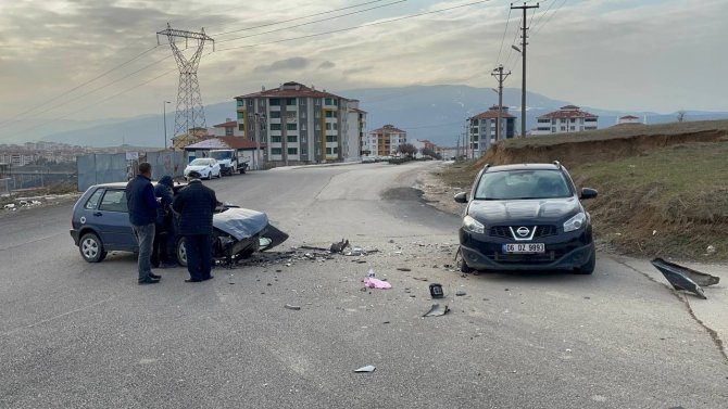 Otomobil İle Cip Çarpıştı: 3 Yaralı