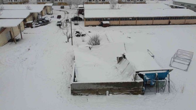Amasya’da Karın Ağırlığına Dayanamayan İş Yerinin Çatısı Çöktü