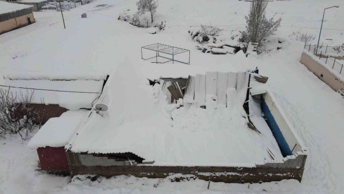 Amasya’da Karın Ağırlığına Dayanamayan İş Yerinin Çatısı Çöktü