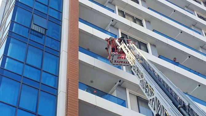 Eşi İle Tartıştıktan Sonra İntihara Kalkışan Şahsı İtfaiye Ekipleri Eve Balkondan Girerek Kurtardı