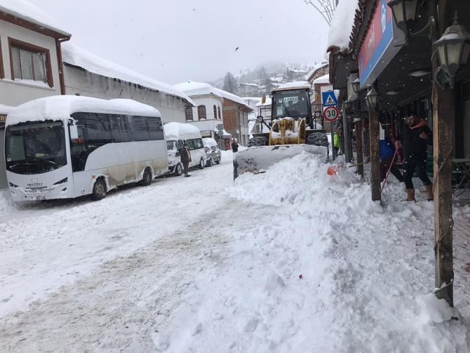 Kar Kalınlığının 1 Metreye Ulaştığı İlçede Yoğun Mesai