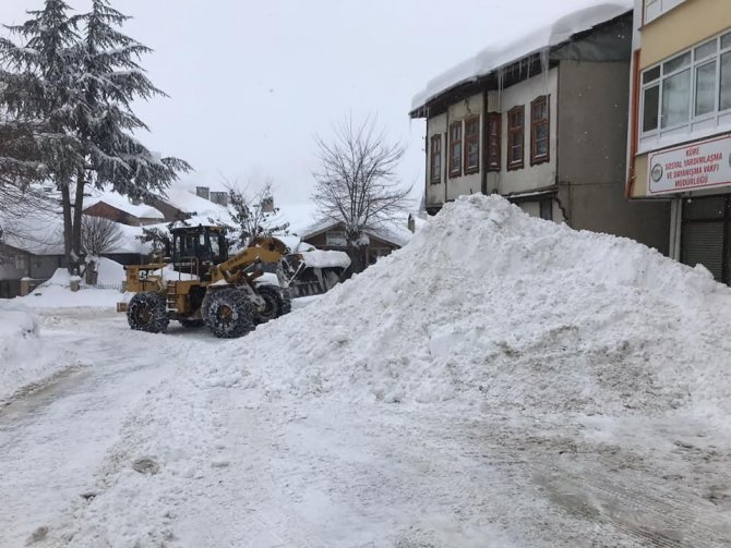 Kar Kalınlığının 1 Metreye Ulaştığı İlçede Yoğun Mesai