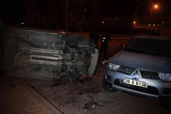 Polisten Kaçan Araç Yan Yattı