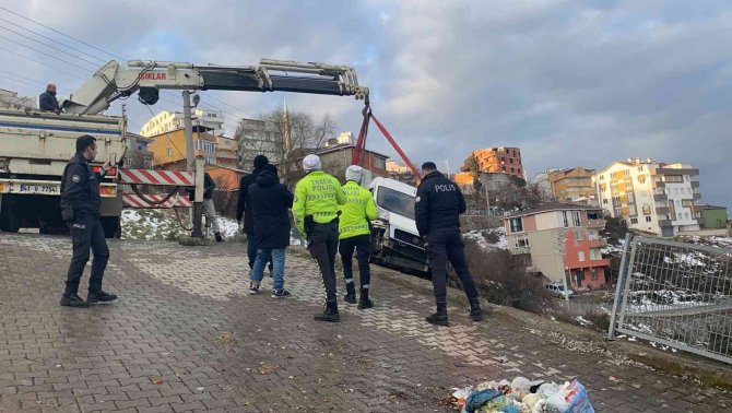 Yokuş Aşağıya İnen Servis Minibüsü Yoldan Çıkarak Takla Attı: 1 Yaralı