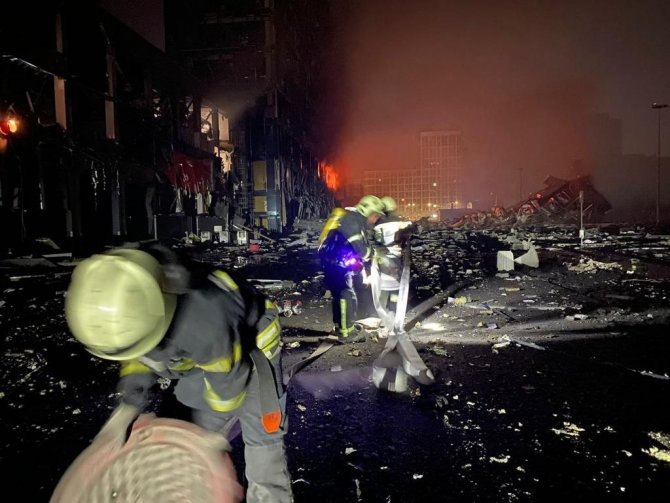 Kiev’de Enkaz Altında Kalan Siviller İçin Kurtarma Çalışmaları Sürdürülüyor