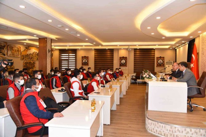 Vali Karadeniz, 40 İlden Gençlerle Buluştu