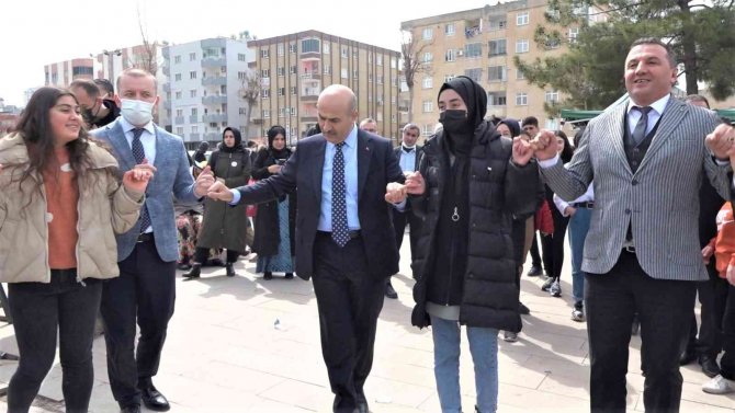 Mardin Valisi Demirtaş, Nevruz’da Vatandaşlarla Halay Çekti