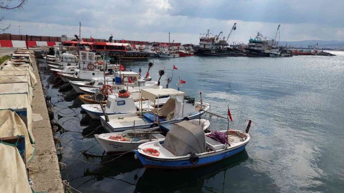 Marmara’da Deniz Ulaşımına Poyraz Engeli: Bir Kayık Battı