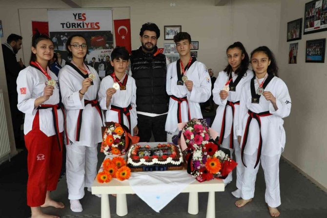 Melikgazi’de Geleceğin Şampiyon Adayları Başarılarını Kutladı