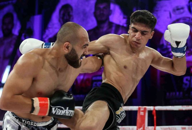 İ̇stanbul’daki Dev Kickboks Galası İçen Nefesler Tutuldu