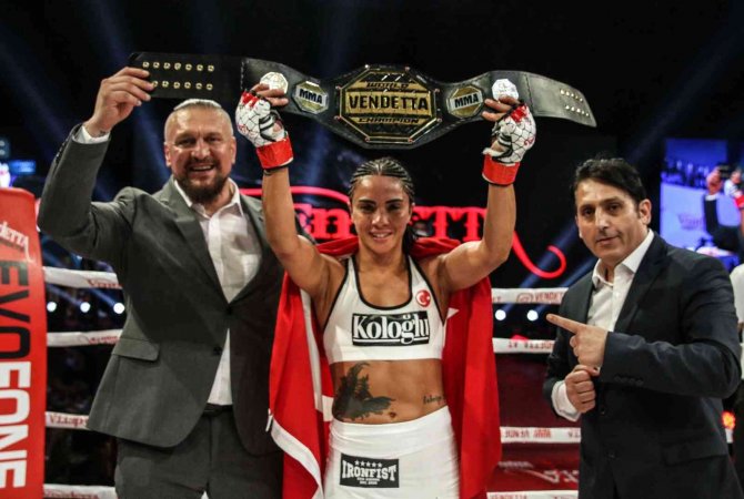 İ̇stanbul’daki Dev Kickboks Galası İçen Nefesler Tutuldu