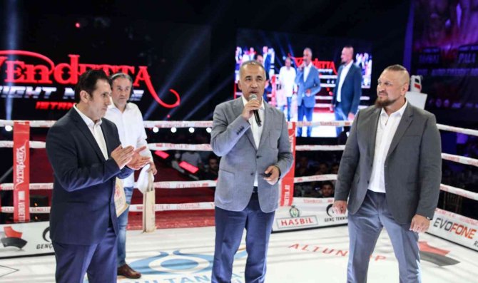 İ̇stanbul’daki Dev Kickboks Galası İçen Nefesler Tutuldu